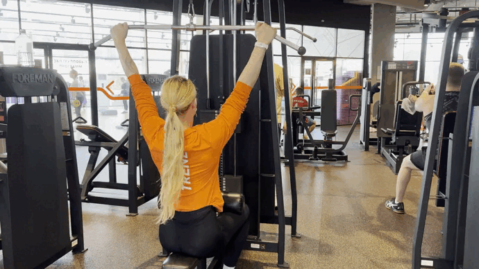 Прокачать грудь, спину, плечи и попу за два месяца: упражнение «Тяга верхнего блока» – 2