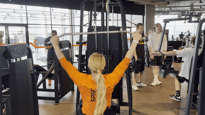 Прокачать грудь, спину, плечи и попу за два месяца: упражнение «Тяга верхнего блока» – 3