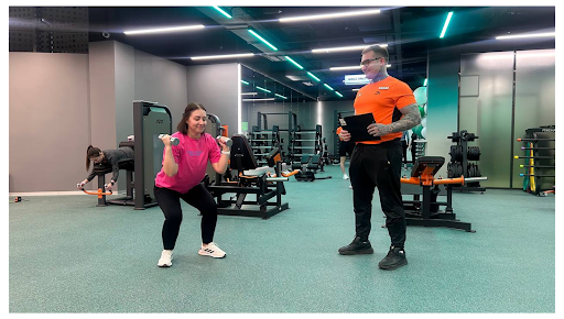 Тренер Spirit. Fitness составляет тренировочный план для девушки, которая впервые пришла в зал – 4